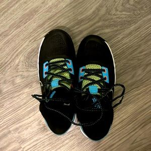 this are Kyrie Irving basketball shoes.